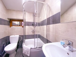Villa, 2 Bedrooms, Non Smoking, Mountain View | Bathroom | Free toiletries, hair dryer, slippers, towels