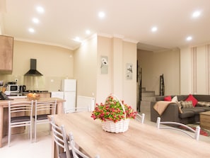Geladeira, micro-ondas, cooktop, lava-louças