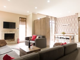 Una televisión de pantalla plana, una chimenea