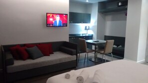 Suite, 1 habitación | Ropa de cama de alta calidad, minibar, caja fuerte y escritorio