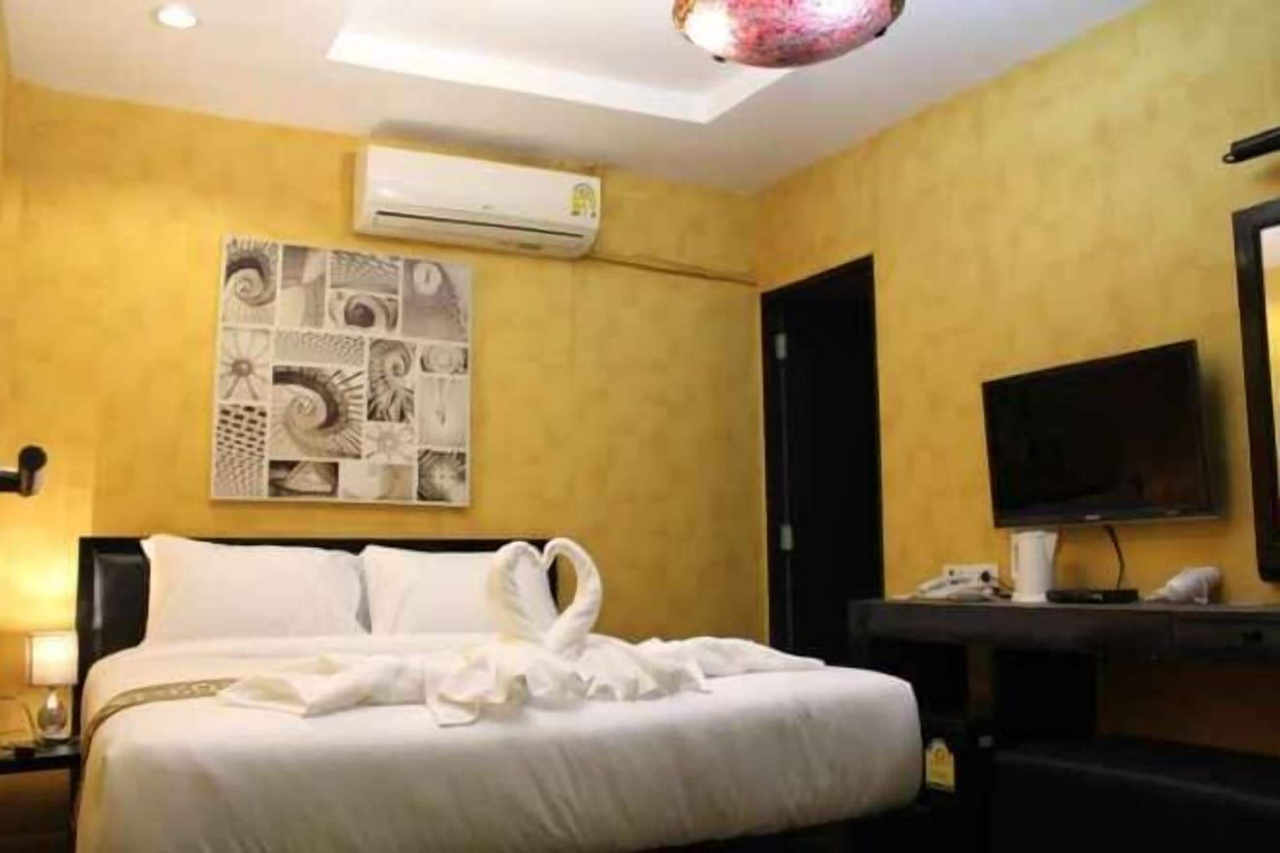 Minibar, in-room safe, desk, free WiFi