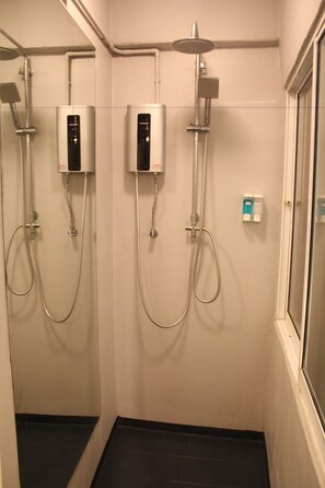 Ducha del cuarto de baño