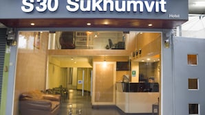 The S30 Sukhumvit Hotel's reception area with a modern interior, including a reception desk, seating area, and a view of the lobby. - S30 Sukhumvit Hotel (Bangkok)