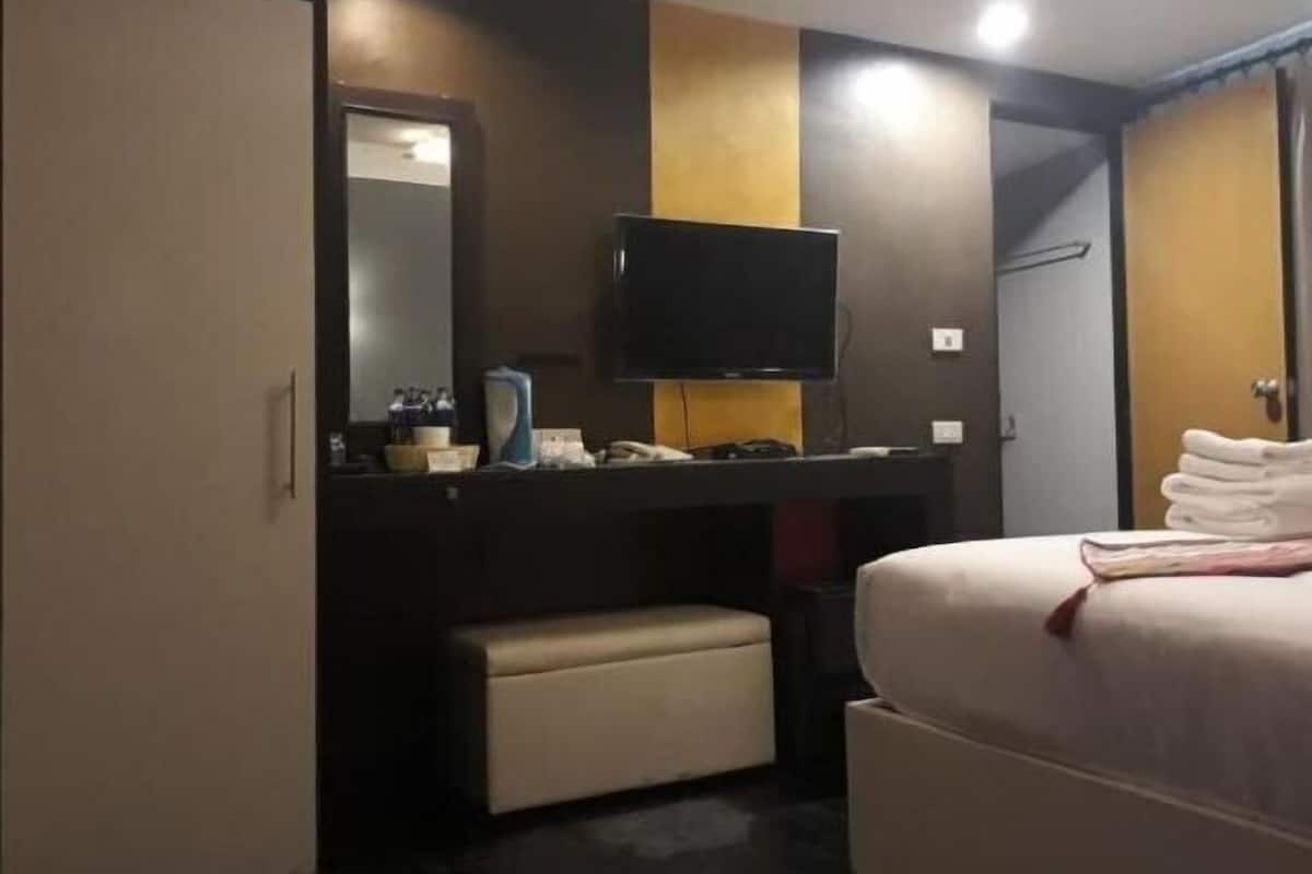 Minibar, in-room safe, desk, free WiFi