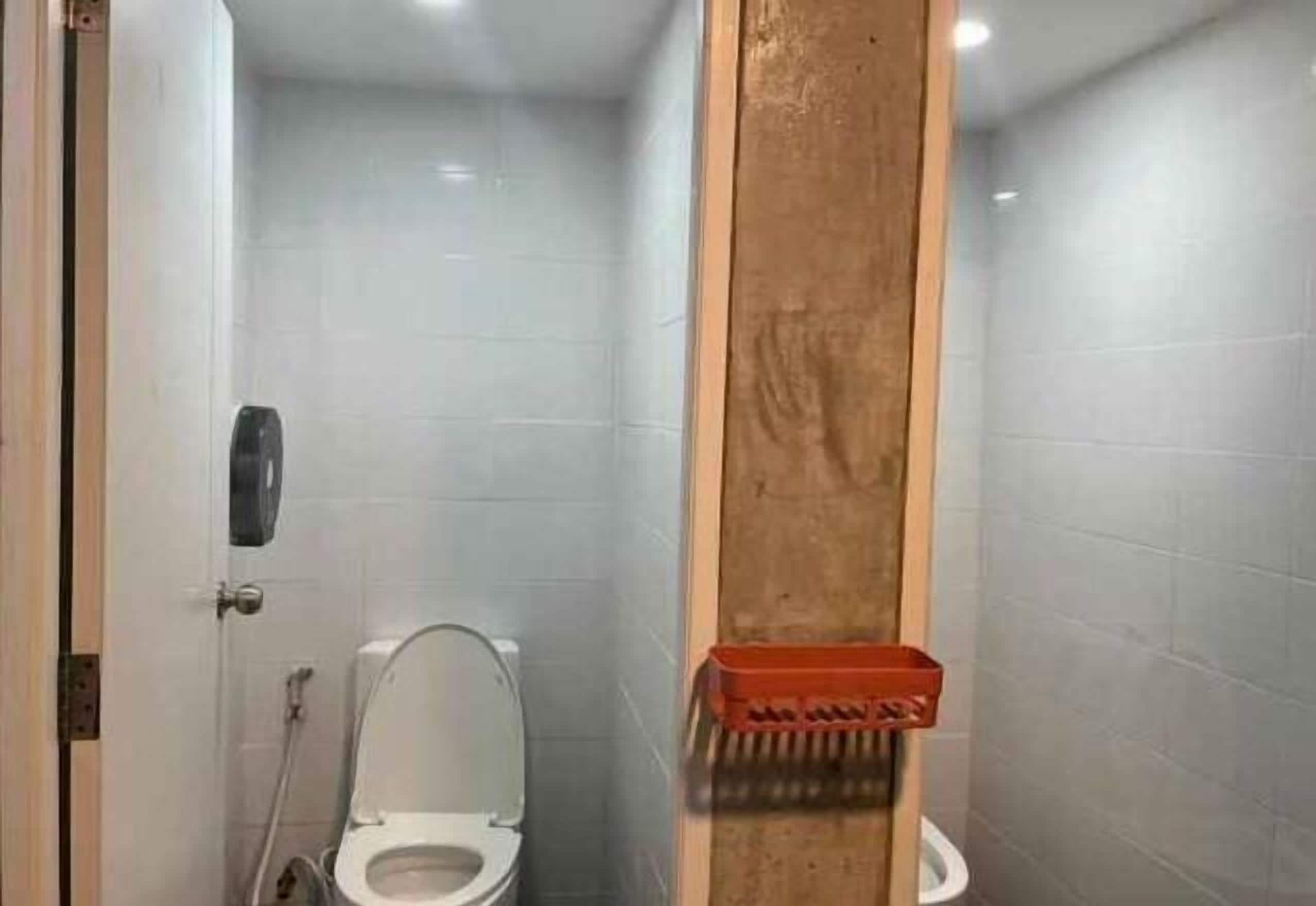 Bathroom | Shower, free toiletries, towels