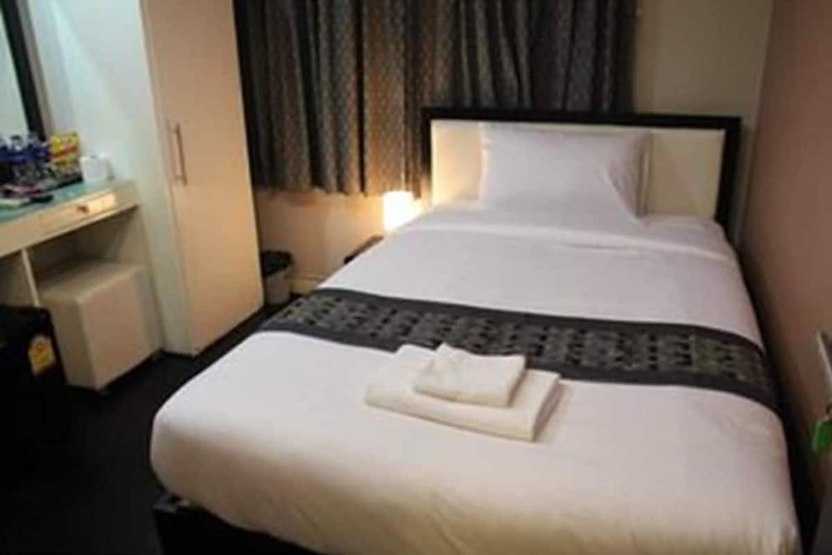 Minibar, in-room safe, desk, WiFi (free)