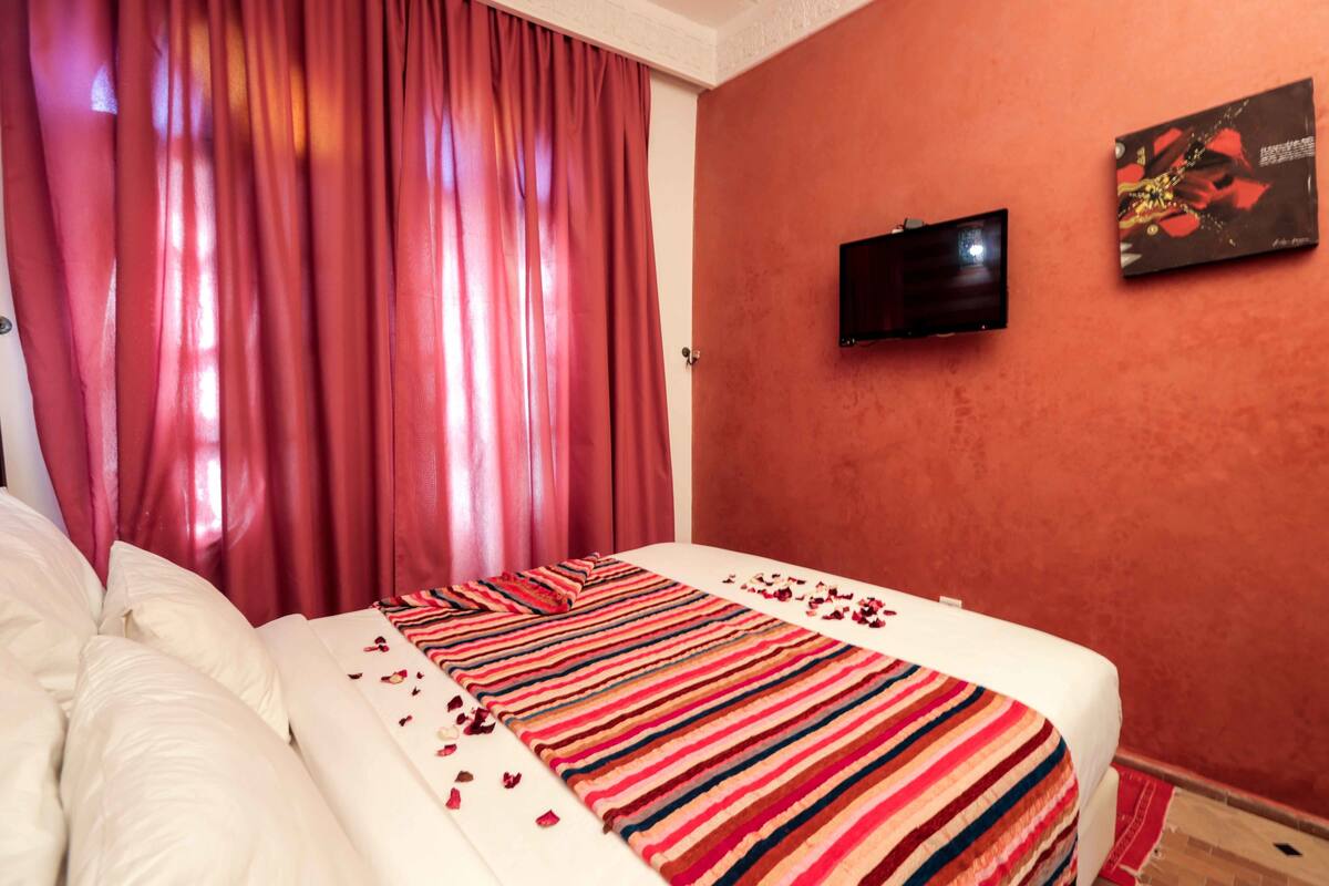 Free WiFi, bed sheets