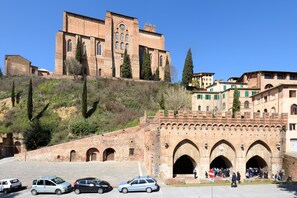 A historic building with a prominent entrance and a steep hill. - Siena Vip (Siena)