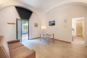 Deluxe Apartment | Living area | Flat-screen TV - Siena Vip (Siena)