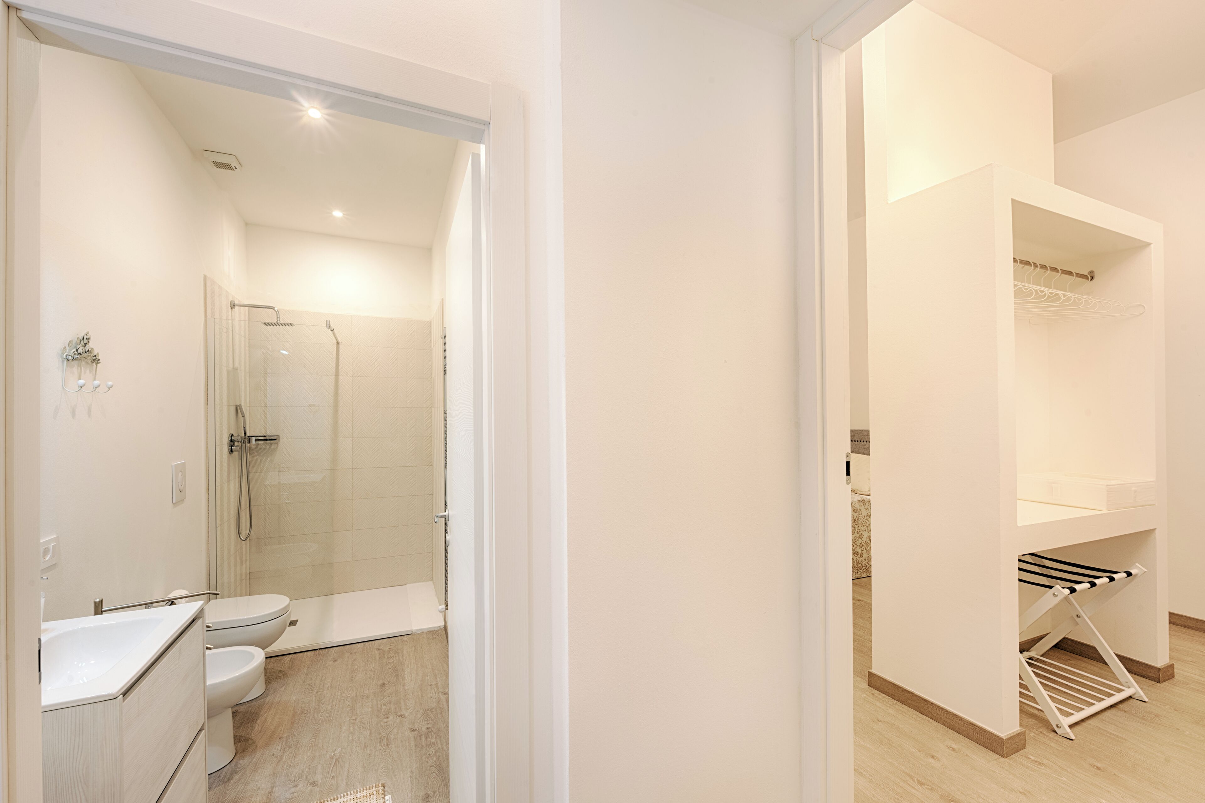 Une salle de bain moderne dotée d’une douche à parois de verre, de toilettes et d’un lavabo intégré.