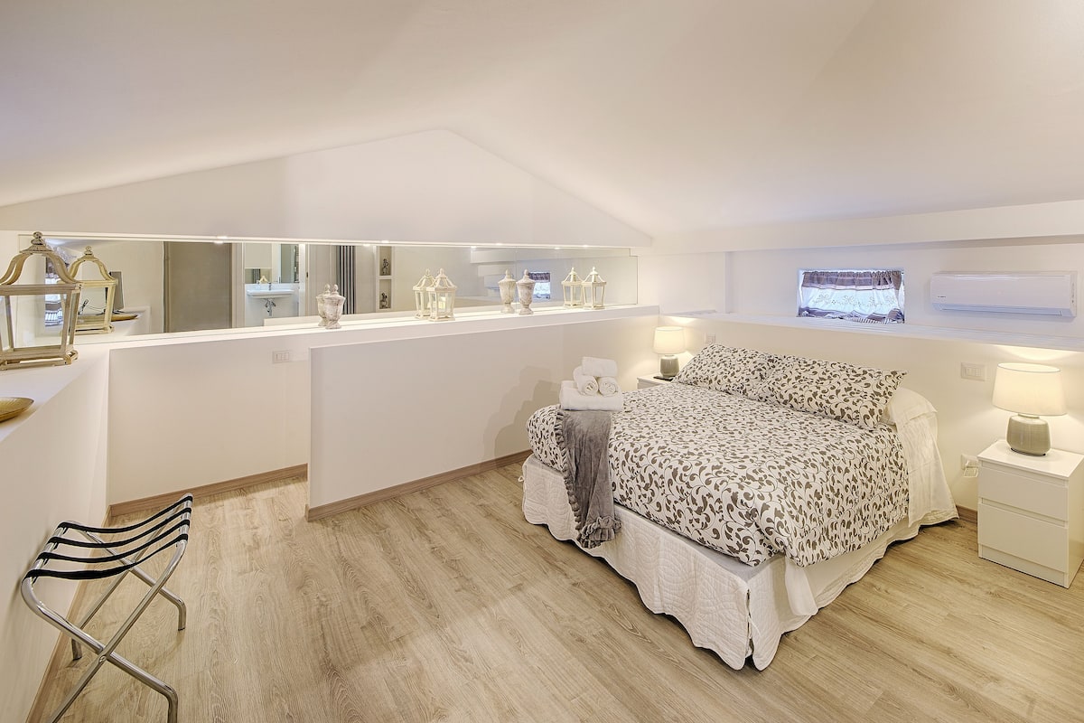 Panorama appartement, 2 slaapkamers | 1 slaapkamer, luxe beddengoed, individueel gedecoreerd, een bureau