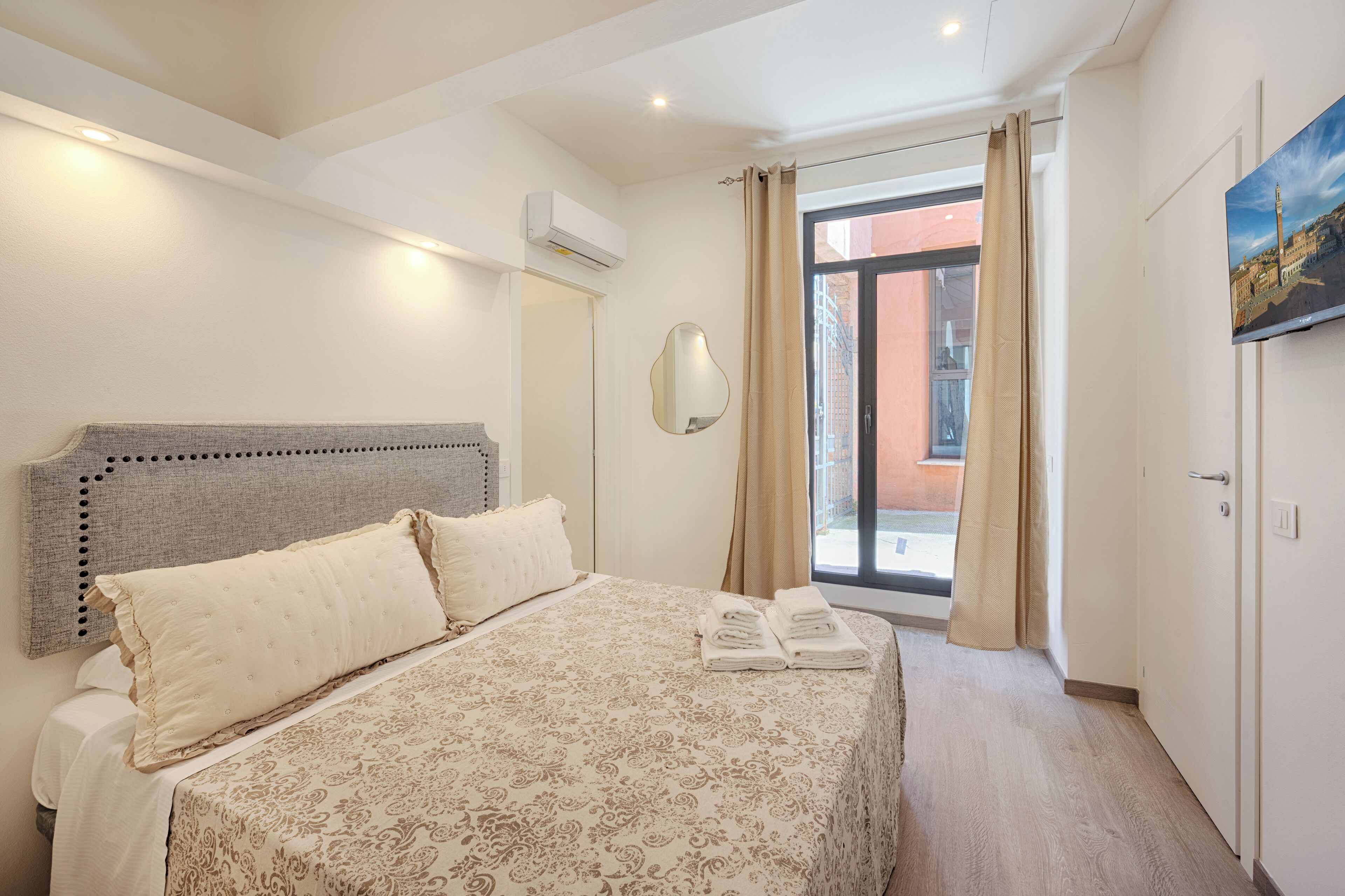 Deluxe Apartment | Premium bedding, individually decorated, desk, blackout curtains