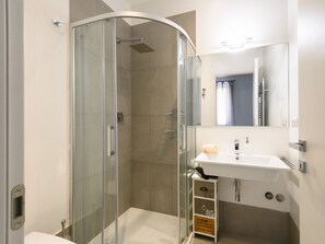 Shower, free toiletries, hair dryer, towels - Siena Vip (Siena)