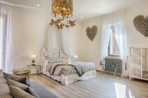 Exclusive Studio Suite | Premium bedding, individually decorated, desk, blackout drapes - Siena Vip (Siena)