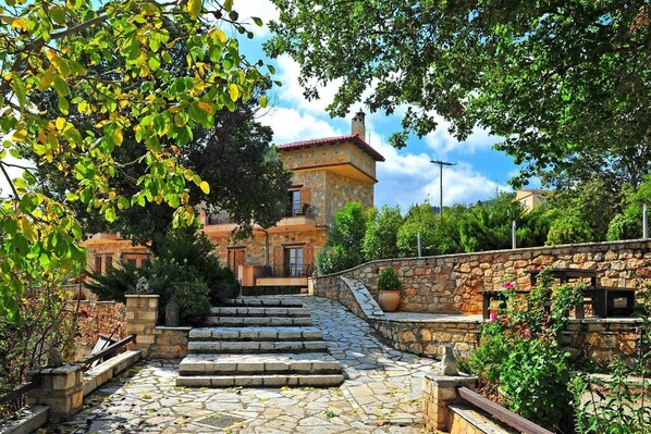 Property grounds - Archontiko Fiamegou (Xylokastro-Evrostina)