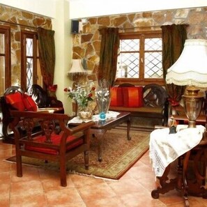 Lobby sitting area - Archontiko Fiamegou (Xylokastro-Evrostina)