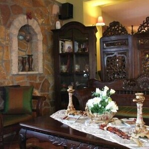 Lobby sitting area - Archontiko Fiamegou (Xylokastro-Evrostina)