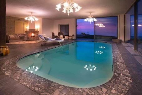 Una piscina techada, sillones reclinables de piscina. Tenuta Bricchi