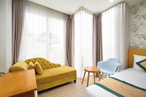 Bureau, espace de travail pour ordinateur portable, Wi-Fi gratuit