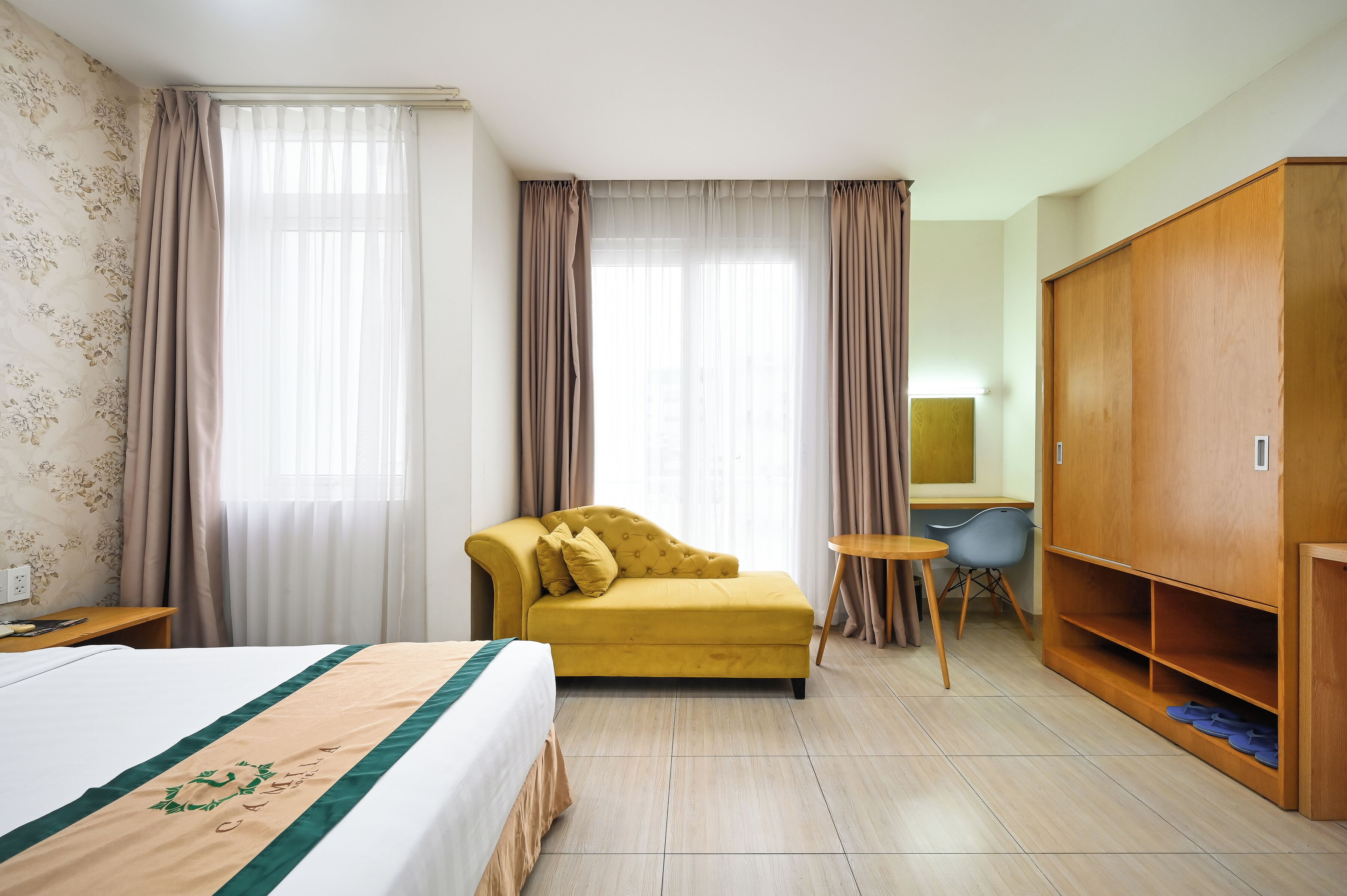 Une chambre d’hôtel comprenant un lit, un canapé, un bureau et une armoire.