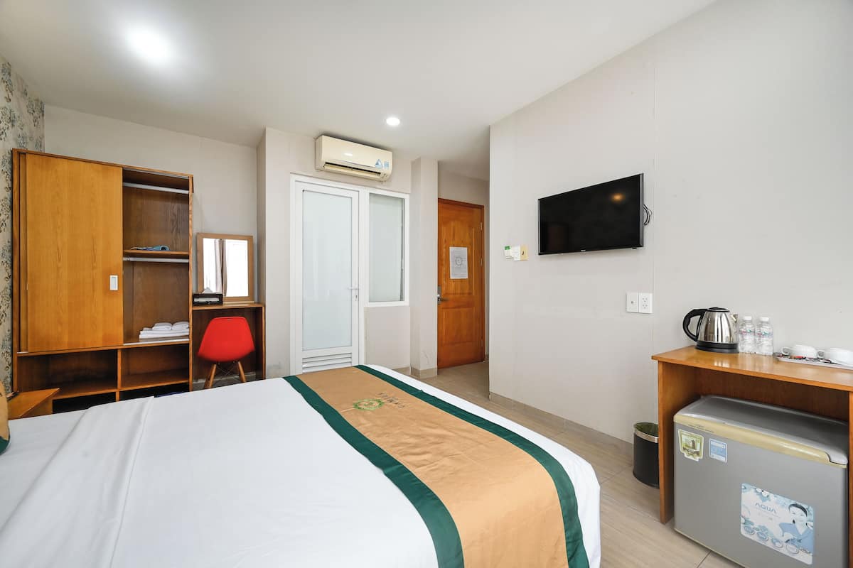 1 bedroom, desk, laptop workspace, free WiFi