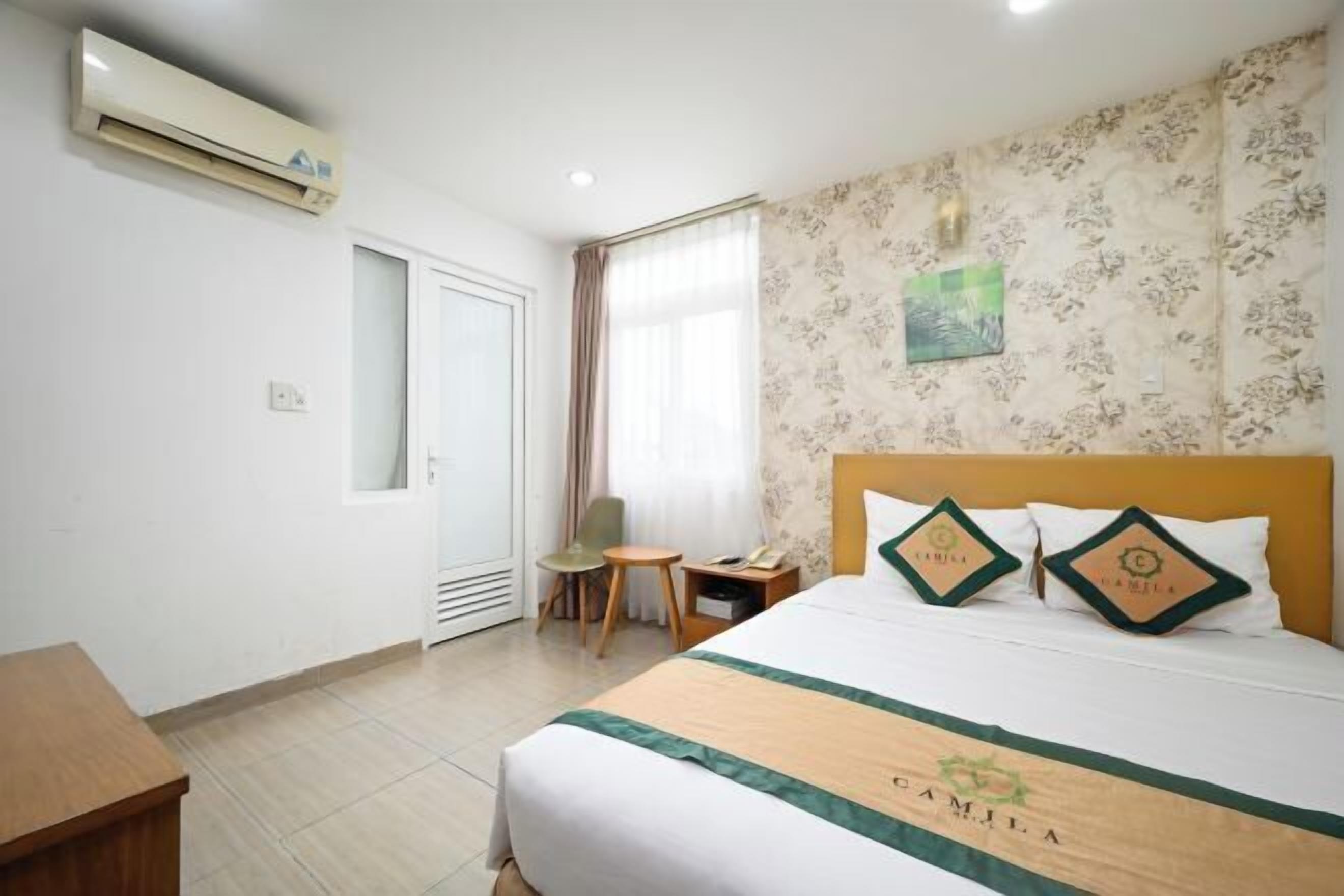 デスク、ノートパソコン用作業スペース、WiFi (無料)、ベッドシーツ