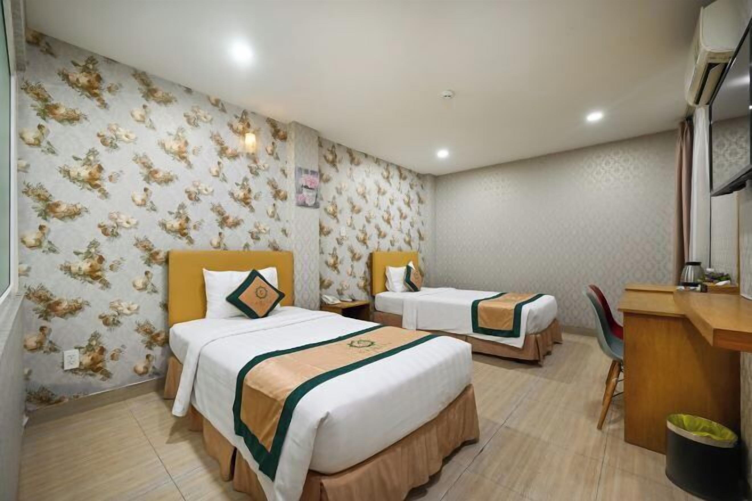 デスク、ノートパソコン用作業スペース、WiFi (無料)、ベッドシーツ