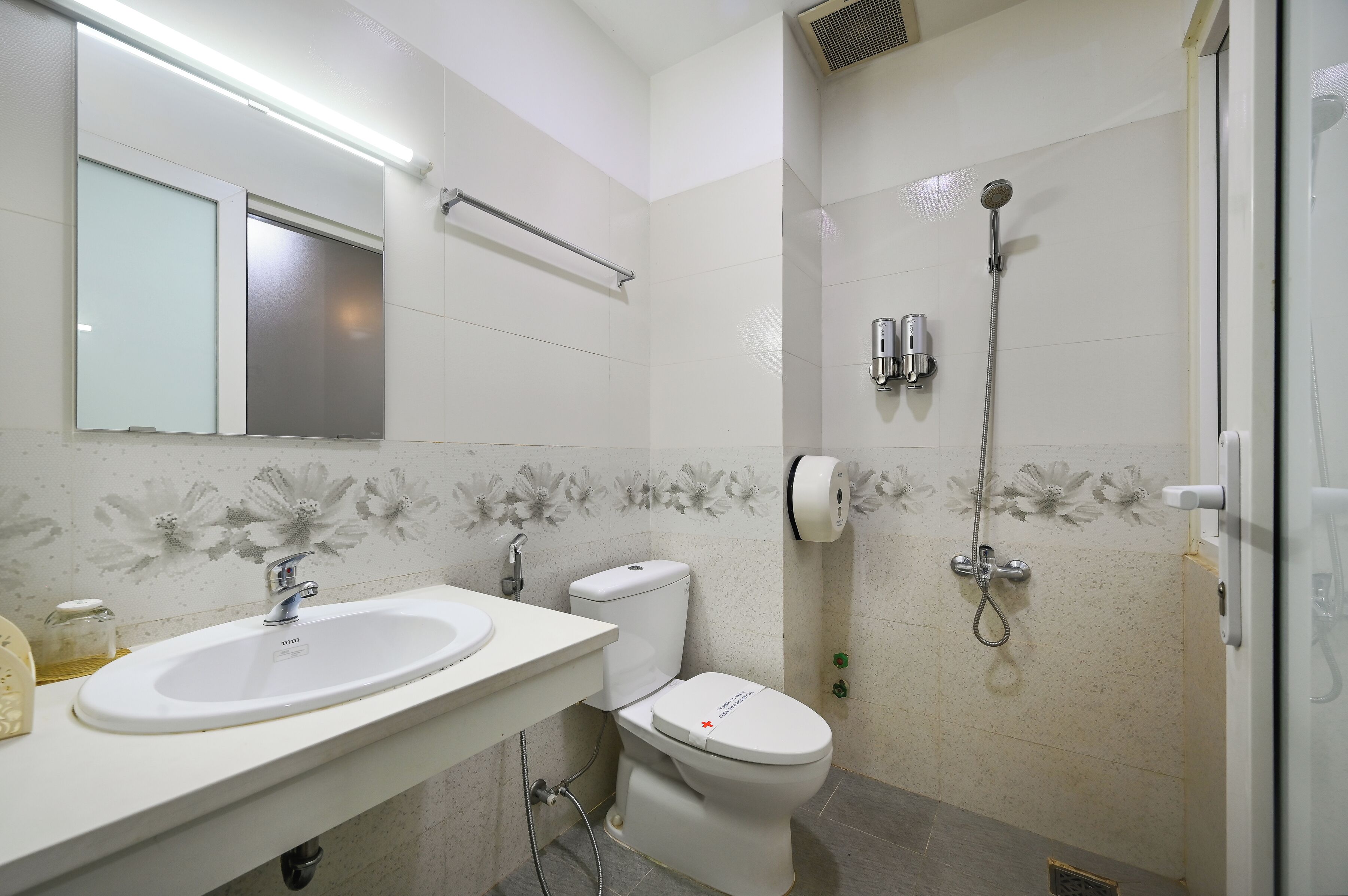 deluxe twin room | bathroom | shower, hydromassage showerhead, designer toiletries, hair dryer