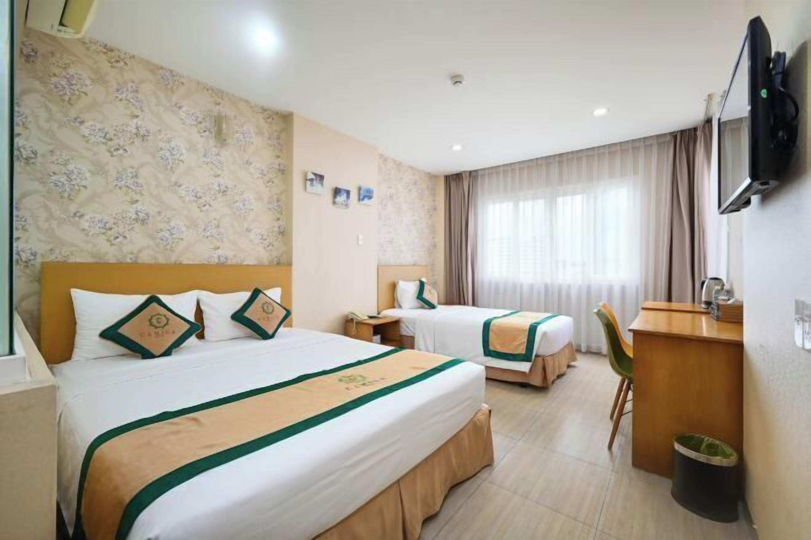 デスク、ノートパソコン用作業スペース、WiFi (無料)、ベッドシーツ