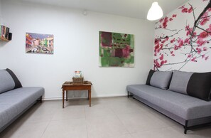 Familiesuite, 2 soverom, ikke-røyk, kjøkken | Oppholdsområde | Flatskjerm-TV