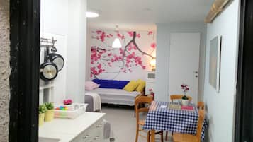 Family Suite, 2 Bedrooms, Non Smoking, Kitchen | Ruang tamu | TV skrin rata