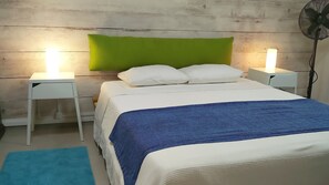 Minibar i espai de treball apte per a portàtils 