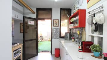 Family Suite, 2 Bedrooms, Non Smoking, Kitchen | Dapur peribadi | Peti sejuk/penyejuk beku saiz penuh, ketuhar gelombang mikro