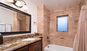 Condo, 4 habitaciones | Baño | Tina con regadera y toallas 