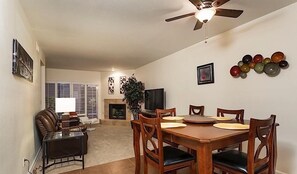 Leilighet, 2 soverom, bassengutsikt | Spiseområde på rommet