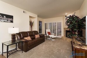 Leilighet, 2 soverom, bassengutsikt | Oppholdsområde | DVD-spiller