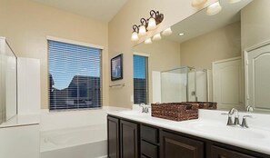 Condo, 4 quartos | Banheiro | Chuveiro/banheira combinados, toalhas de banho