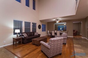 公寓客房, 4 間臥室 | 起居區 |  DVD 播放機