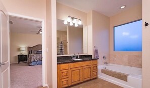 Condo, 4 habitaciones | Baño | Tina con regadera y toallas 