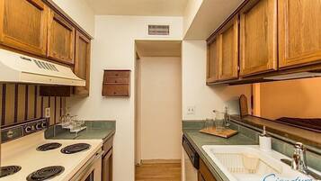 Condo, 2 phòng ngủ | Bếp riêng | Tủ lạnh, lò vi sóng, dụng cụ pha cà phê/trà