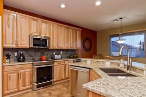 Condo, 5 habitaciones | Cocina privada | Refrigerador, microondas y cafetera y tetera