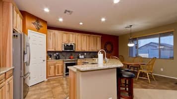 Appart'hÎtel, 5 chambres | Cuisine privée | Réfrigérateur, micro-ondes, cafetiÚre/bouilloire