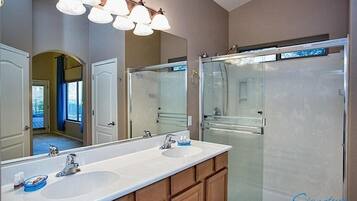 Condo, 4 Bedrooms | Bathroom | Combined shower/bathtub, towels