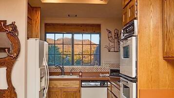 Condo, 3 Bedrooms | Private kitchen | Fridge, microwave, coffee/tea maker