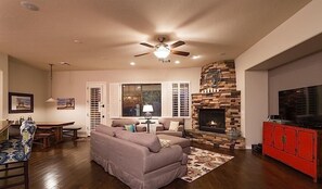 コンドミニアム 4 ベッドルーム | リビング エリア | DVD プレーヤー