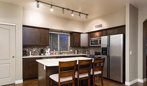 Apartment, 4 Schlafzimmer | Eigene Küche | Kühlschrank, Mikrowelle, Wasserkocher mit Kaffee-/Teezubehör