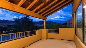 A balcony with a view of mountains and other buildings. - Overlook Chalet By Signature Vacation Rentals (Scottsdale)