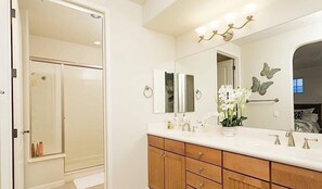 Chalet, 2 Bedrooms | Bathroom | Combined shower/bathtub, towels - Overlook Chalet By Signature Vacation Rentals (Scottsdale)