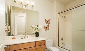 A bathroom with a vanity, sink, toilet, and shower. - Overlook Chalet By Signature Vacation Rentals (Scottsdale)