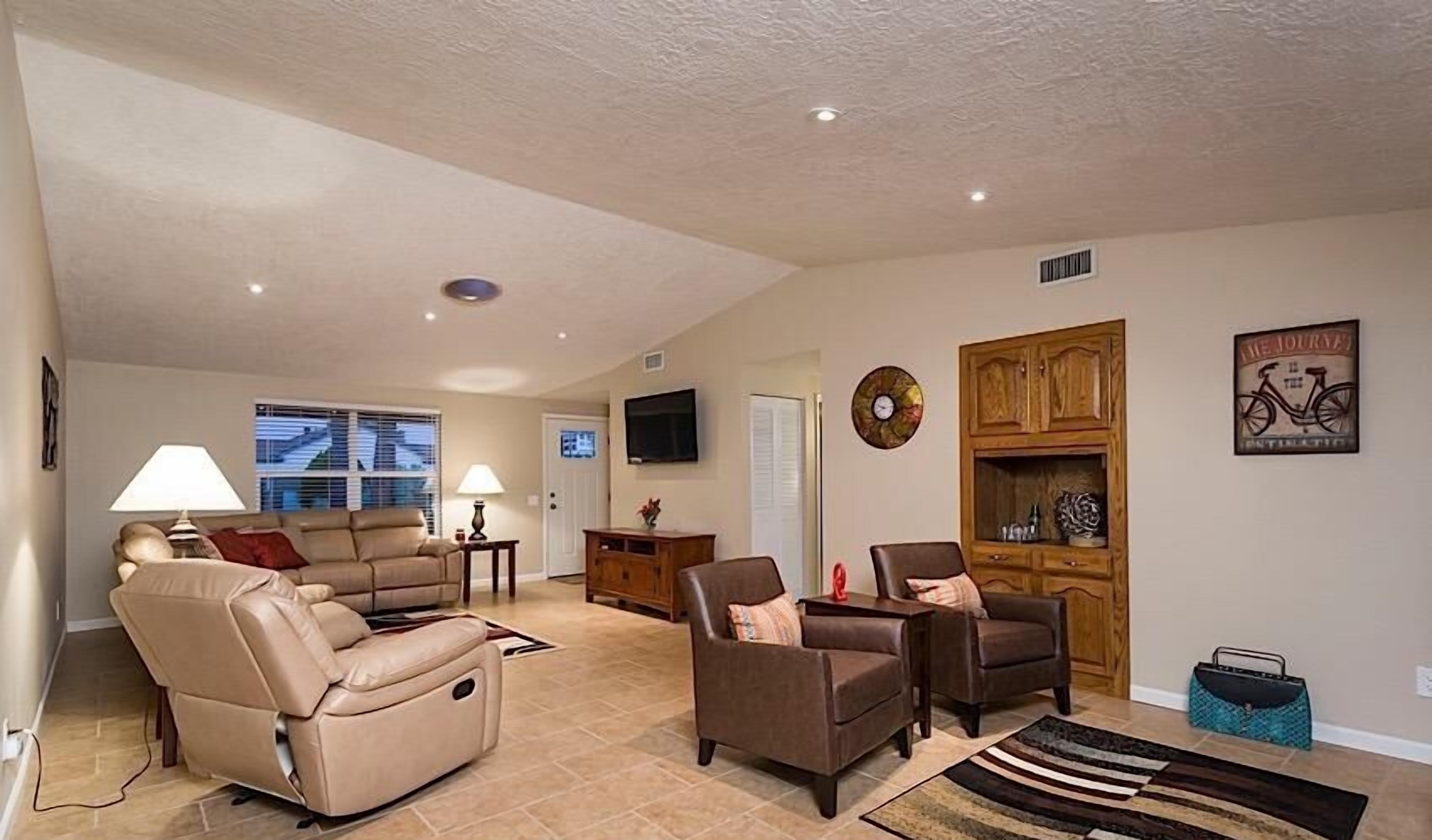 Condo, 3 Bedrooms | Living area